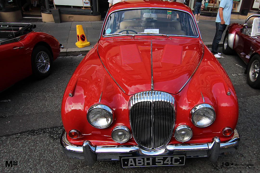 classic-car-1965-dainler-v8