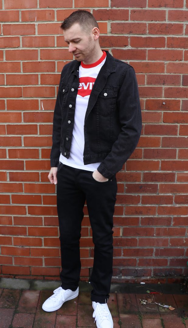 Can you wear black jeans with white trainers