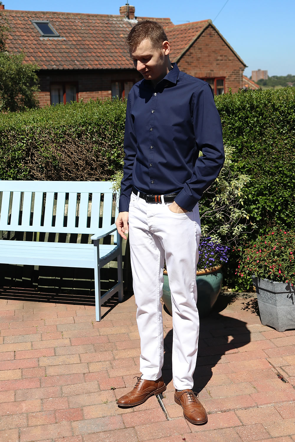 The Navy Shirt & White Jeans Combination - Men's Outfit Idea