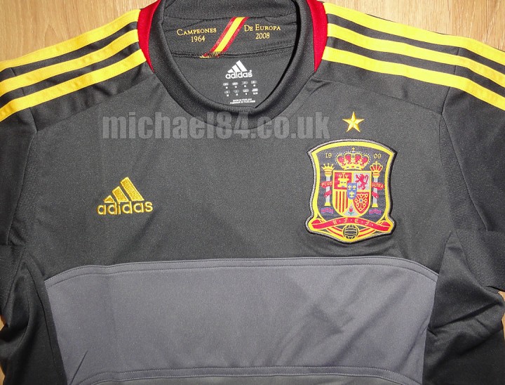 spain2012-gkshirt-away-close1
