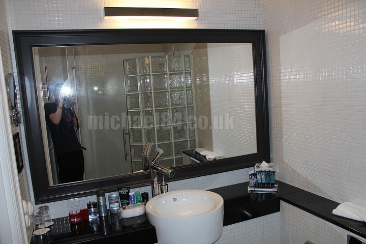 sthlm-room-bathroom